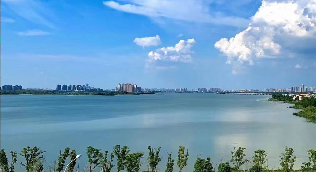 印湖云著实景图